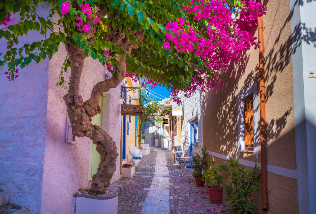 The narrow alleys of Ano Syros